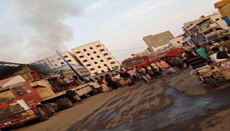 عدن.. حريق يلتهم مصنعا للورق بالمنصورة