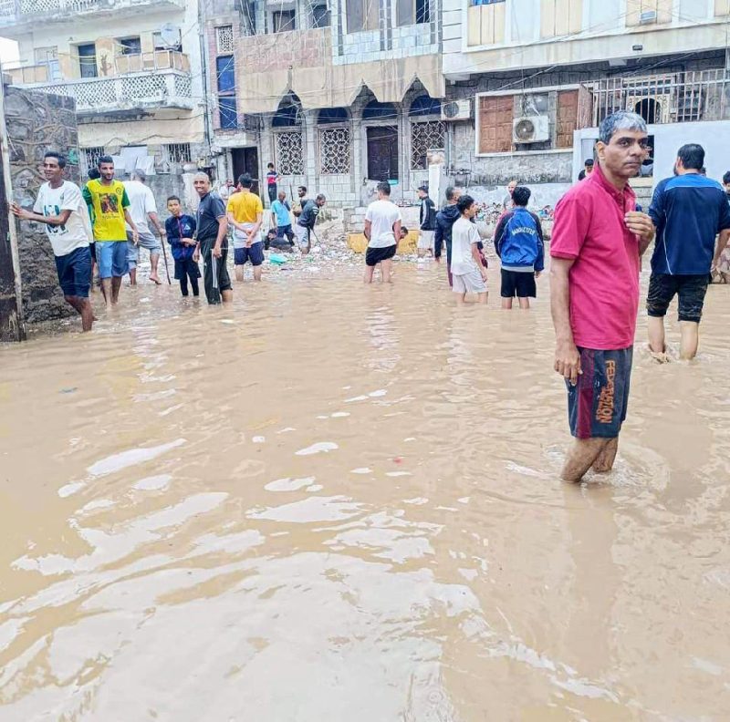 عدن.. أمطار غزيرة على المدينة والأهالي يطالبون بتدخل الجهات المسؤولة لتصريف المياه بعيدا عن الأحياء