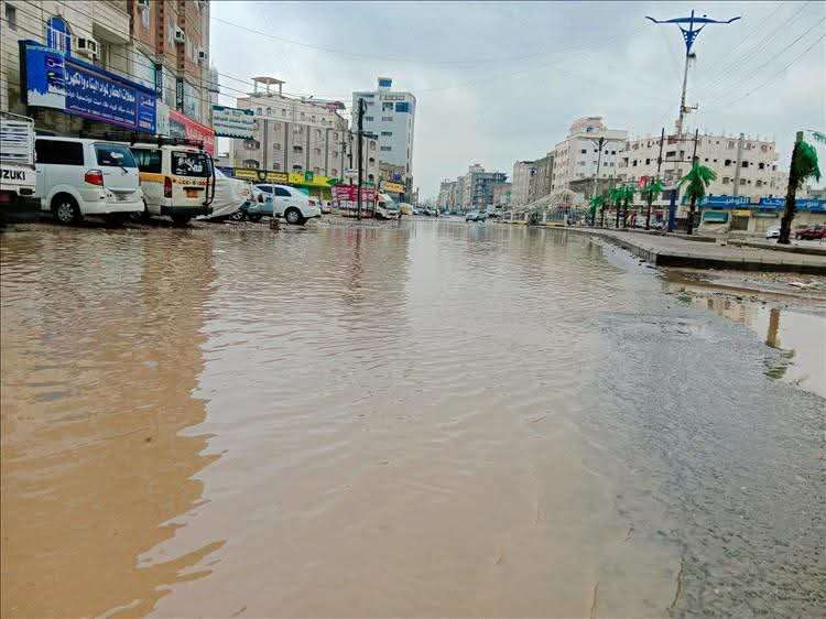 عدن.. أمطار متفاوتة الغزارة على معظم مناطق المدينة