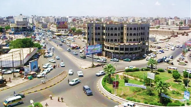 عدن.. أب يتعرض للطرد من قبل أولاده ليمكث في الشارع أسبوعا كاملا