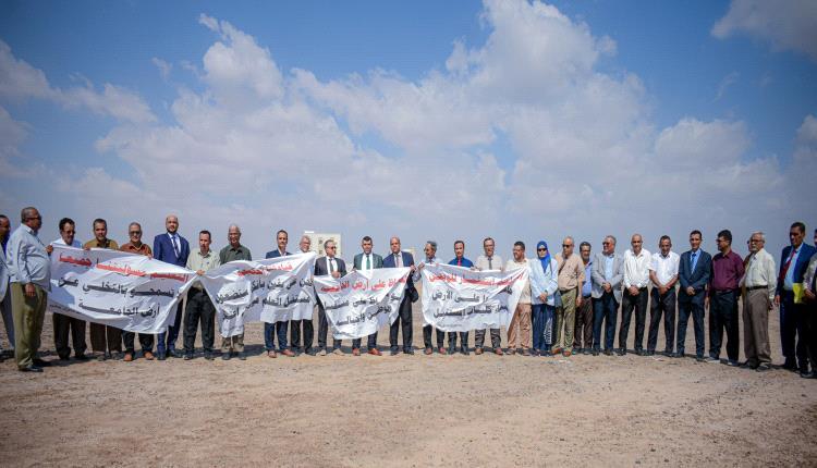 عدن.. وقفة لأعضاء مجلس جامعة عدن تطالب بحماية أرض الحرم الجامعي