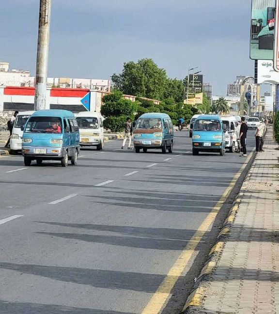 عدن.. عدد من سائقي الباصات يشكون من جبايات تفرضها عليهم نقاط للانتقالي