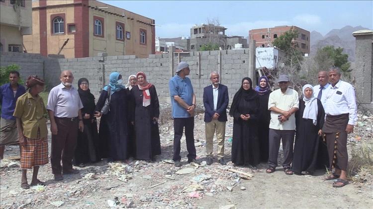 عدن.. وقفة احتجاجية لمنتبسي كلية الطب عقب قيام مجهولين باقتحام أرضية تابعة للكلية