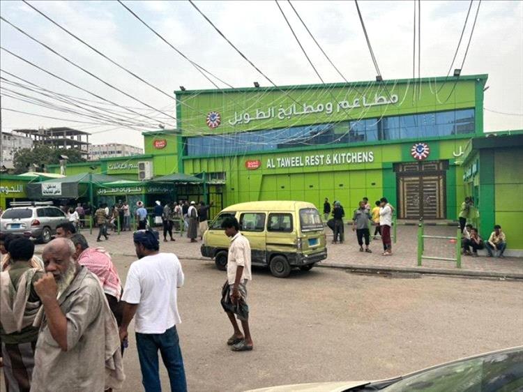 عدن..قوة عسكرية تفتح مطعما بالقوة بعد إغلاقه نتيجة مخالفته للتسعيرة الجديدة