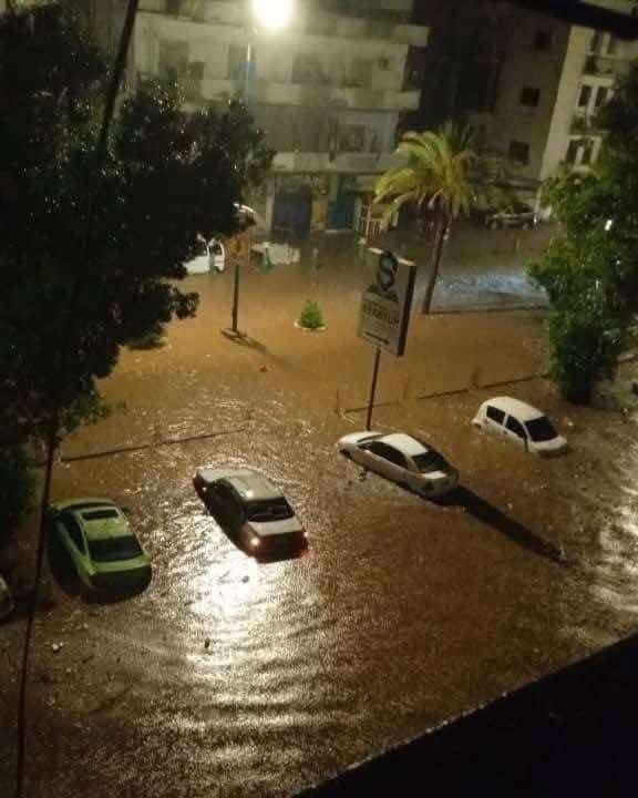 عدن.. مديرية المعلا تغرق بمياه الأمطار والأهالي يوجهون نداء استغاثة