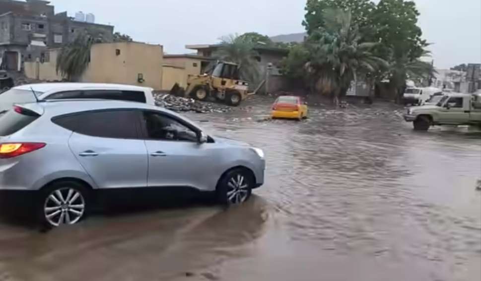 عدن.. مياه الأمطار تغرق الشوارع وتعيق حركة السير وسط انعدام قنوات التصريف