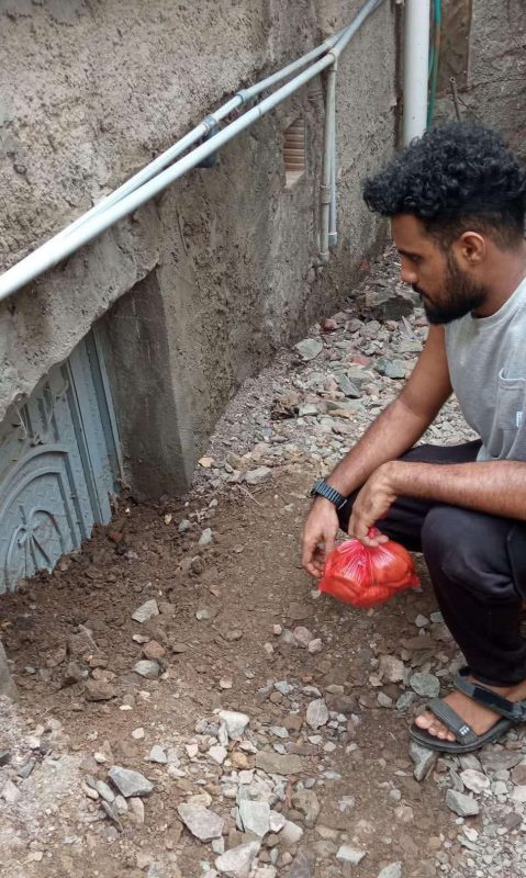 مواطن عدني يقف عاجزا أمام باب منزله المدفون بالكامل جراء سيول أمس