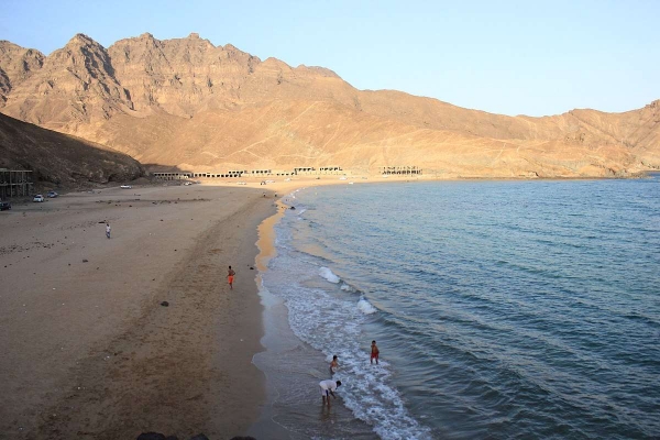 خفر السواحل اليمنية يحذر من الإبحار بسبب الاضطرابات الجوية الشديدة