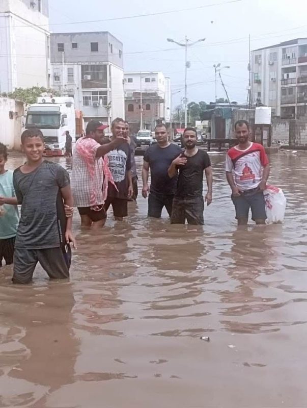 عدن.. مياه الأمطار تحول حي عمر المختار إلى بركة ماء
