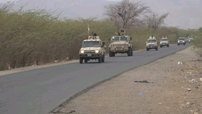 تعزيزات عسكرية للانتقالي في أبين وتصاعد المطالبات الشعبية بفتح طريق ثرة