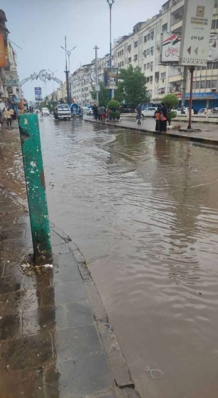الأمطار تغمر شارع مدرم بالمعلا وتؤدي إلى شلل في حركة السير