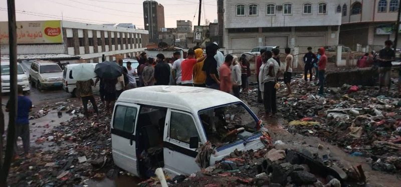 الدفاع المدني يحذر سكان عدن من مخاطر الأمطار والسيول