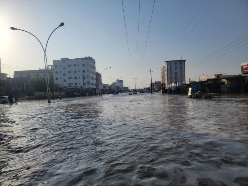 فيضانات مدمرة تجتاح منطقة الحسوة في عدن وتتسبب في نزوح واسع