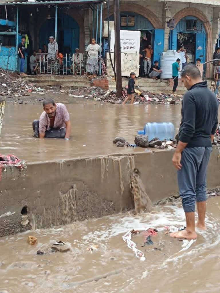 أمطار غزيرة تضرب مدينة عدن صباح اليوم