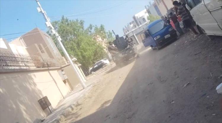 عدن.. اندلاع اشتباكات مسلحة عنيفة حول مبنى الهجرة والجوازات بخور مكسر