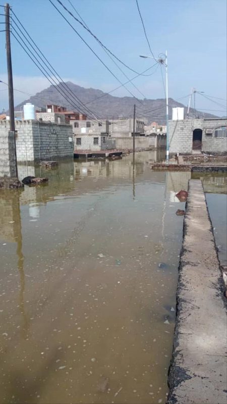 سكان البريقة يحتجون على إهمال السلطات بعد استمرار حصار مياه الأمطار