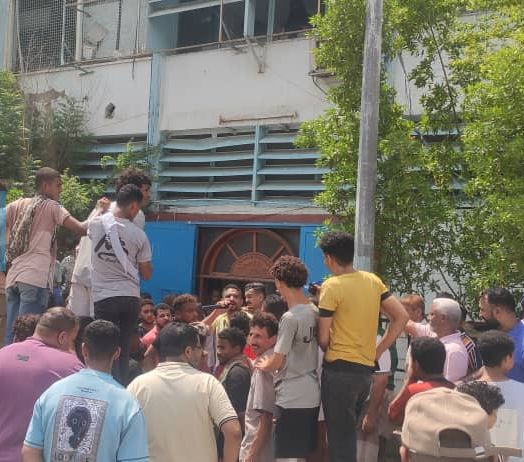 تظاهرة حاشدة أمام مؤسسة المياه بكريتر احتجاجا على انقطاع المياه