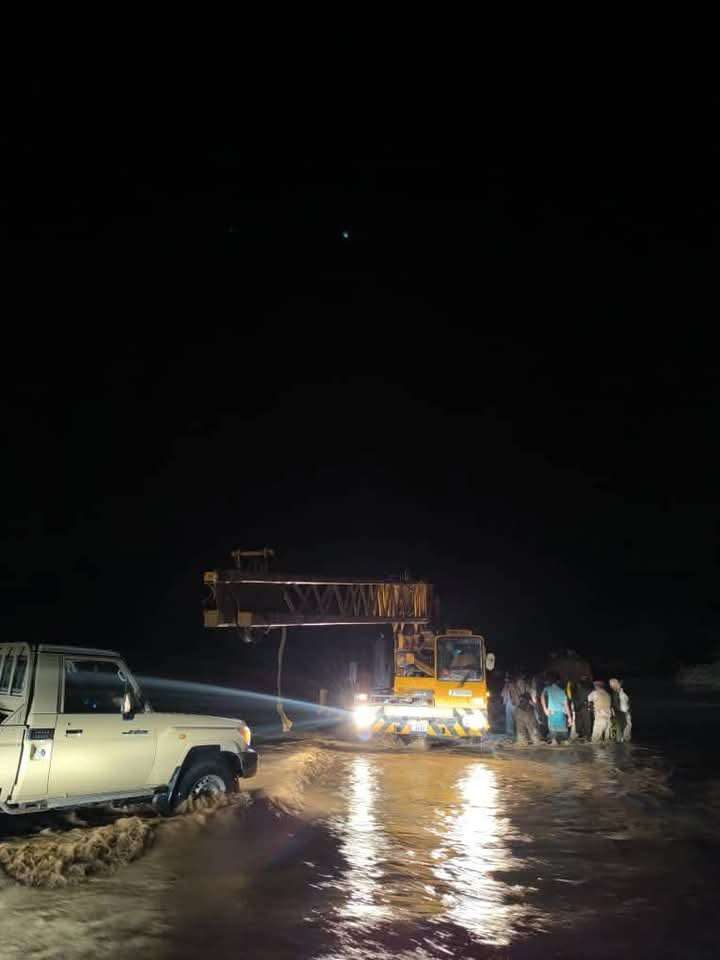 عدن.. مساجد الحسوة تطلق تحذيرات عبر مكبرات الصوت بسبب تدفق السيول