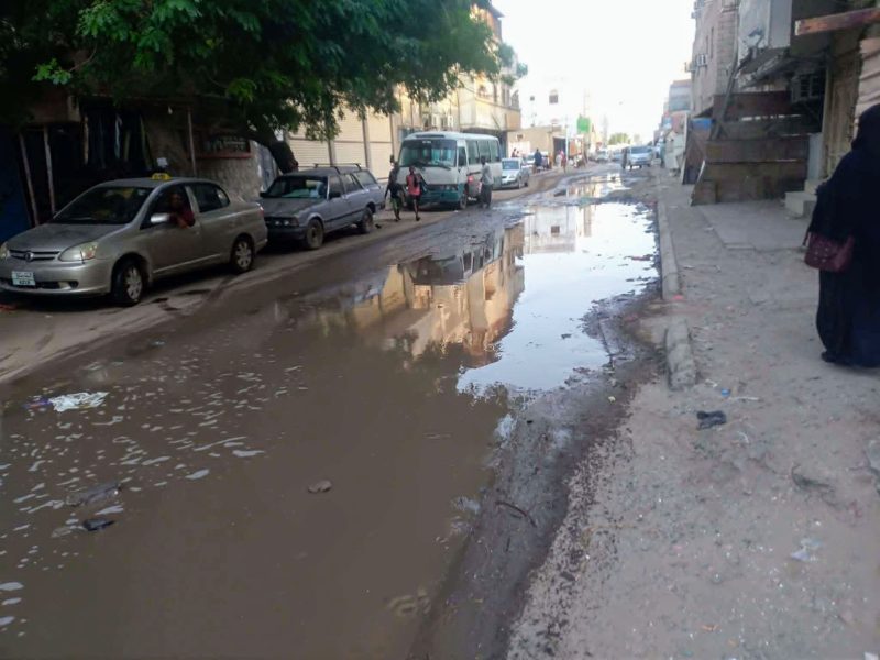 حي المنصورة يغرق بمياه الصرف الصحي وسط حالة من الاستياء بين الأهالي