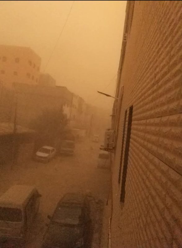 عاصفة رملية تغطي سماء عدن وسط تحذيرات لمرضى الجهاز التنفسي