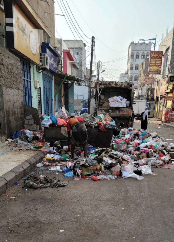 تراكم القمامة بحي الشيخ عثمان يثير مخاوف الأهالي من انتشار الأمراض