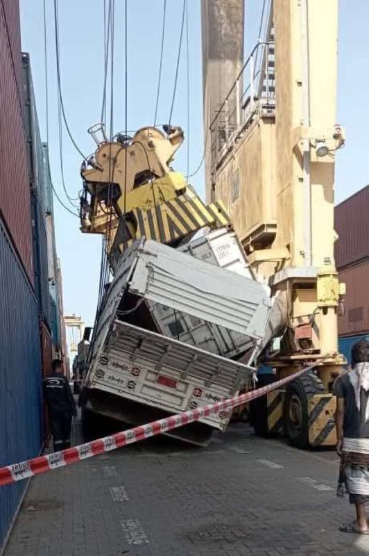 أضرار مادية جراء سقوط إحدى رافعات الحاويات بميناء عدن