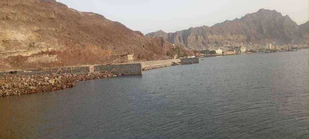 أعمال البسط على أراضي عدن يصل إلى جزيرة العمال