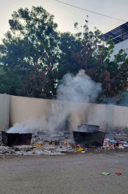 عدن.. مواطنون يشكون من قيام البعض بإحراق القمامة وتلويث الهواء
