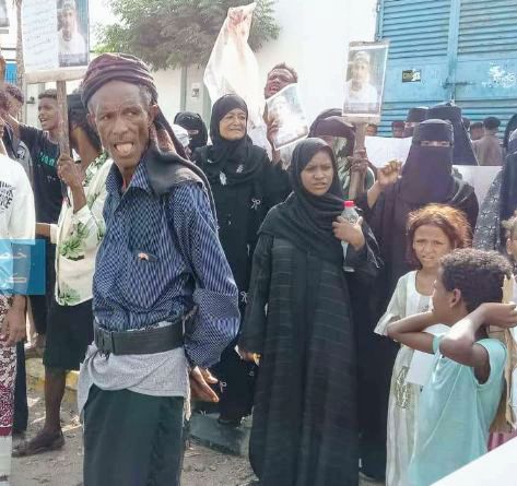 عدن.. وقفة احتجاجية أمام محكمة صيرة