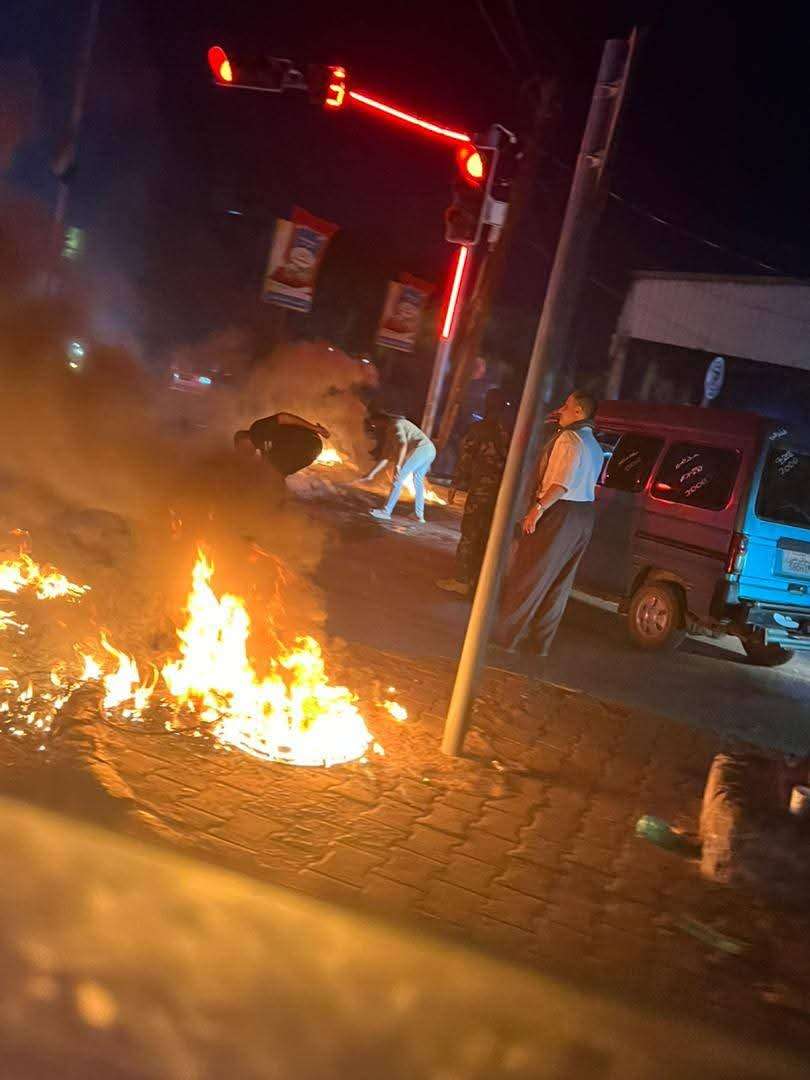 عدن.. احتجاجات شعبية واسعة تنديدا بتدهور الخدمات