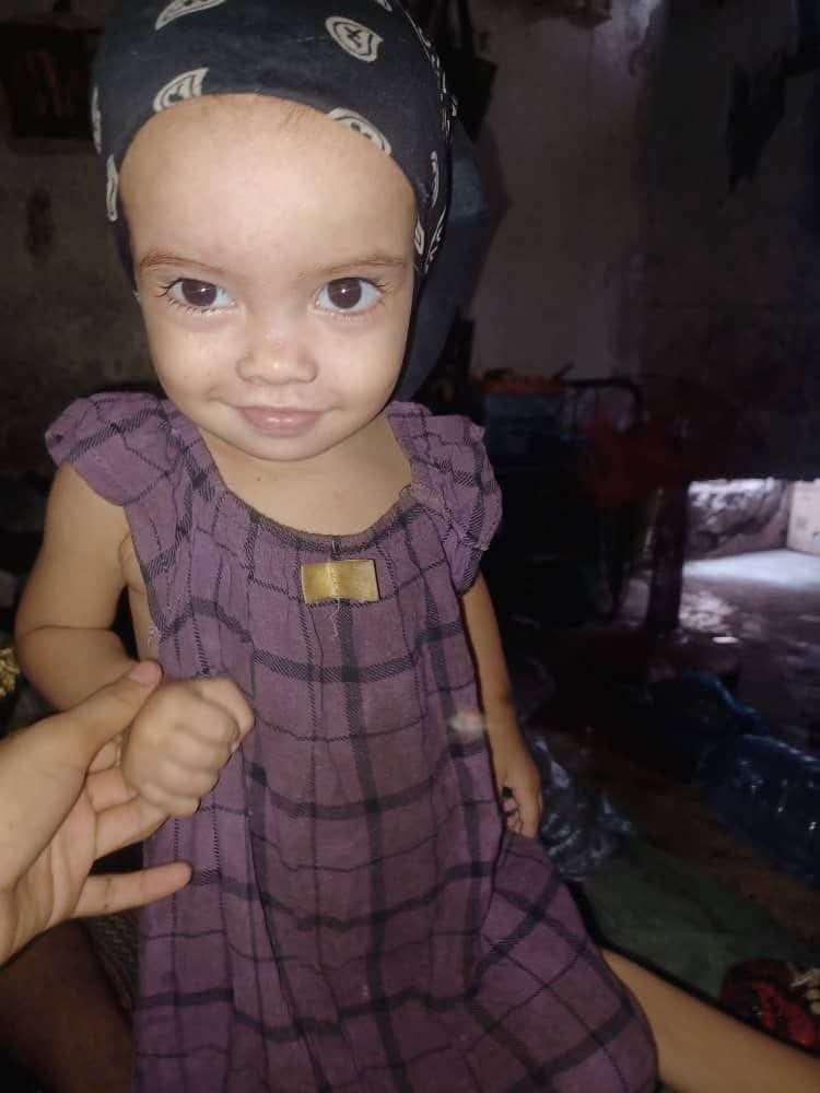 عدن.. مواطنون يغلقون أحد الشوارع احتجاجا على اختفاء الطفلة (دلال) وسط انتشار أمني