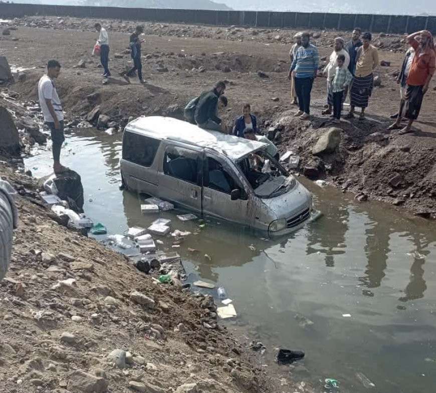 عدن.. إصابة عدد من الطالبات في حادث مروري على طريق الجسر