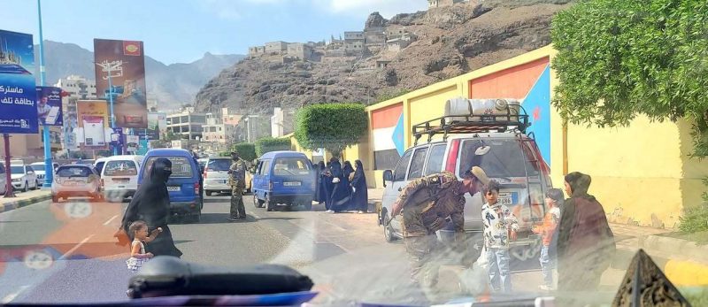 عدن.. اختناقات مرورية شديدة في عدد من شوارع المدينة