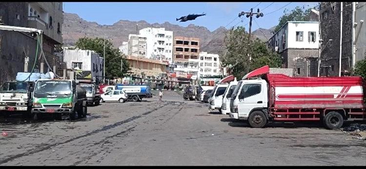 عدن.. أهالي الممدارة يشكون من ارتفاع جنوني في أسعار بوز الماء
