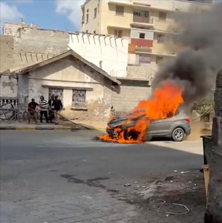 عدن.. نجاة السكرتير الصحفي لمحافظ عدن من حادثة احتراق سيارته بالتواهي