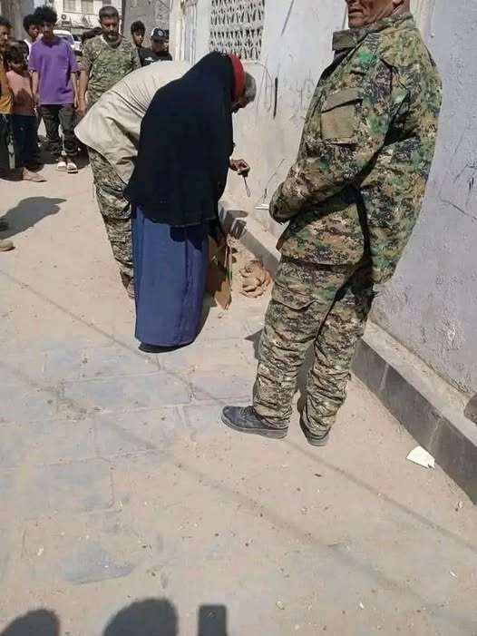 عدن.. العثور على طفلة حديثة الولادة مرمية في الشارع بالمنصورة