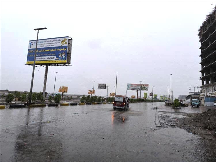 عدن.. أمطار خفيفة على مناطق متفرقة بالمدينة