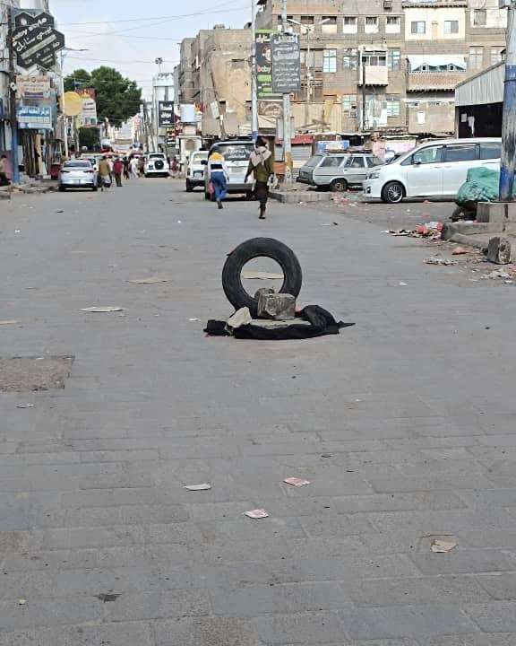 عدن.. حفرة صرف صحي مفتوحة تثير قلق الأهالي بالشيخ عثمان