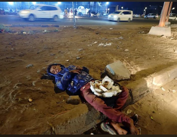 عدن.. تفاعل حول صورة طفل يبيع الطعام بعد أن غلبه النعاس على أحد الطرق العامة