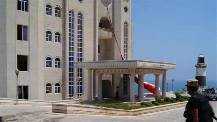 عدن.. مليشيا الانتقالي تنسحب من معاشيق بشكل كامل