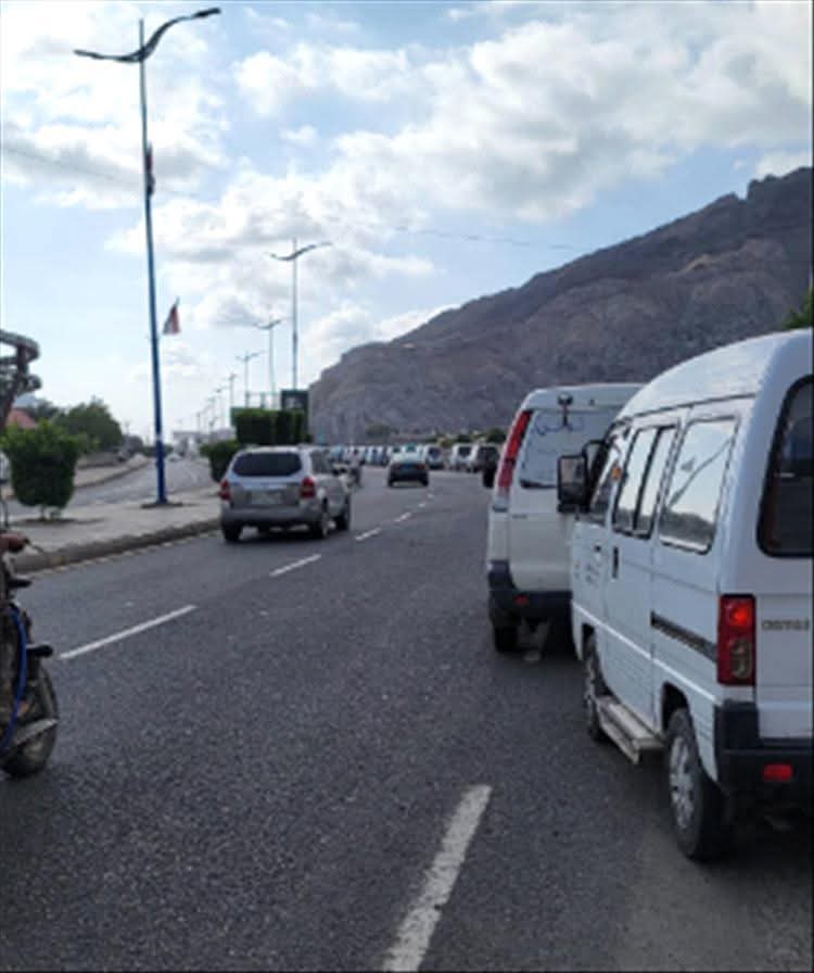 عدن.. أزمة مواصلات تضرب المدينة في ظل انعدام وقود الغاز