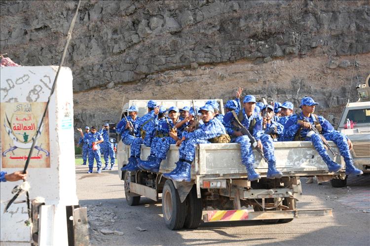 قوات العمالقة تبدأ مغادرة عدن بعد تسليم مواقعها لحراسة أمن المنشآت