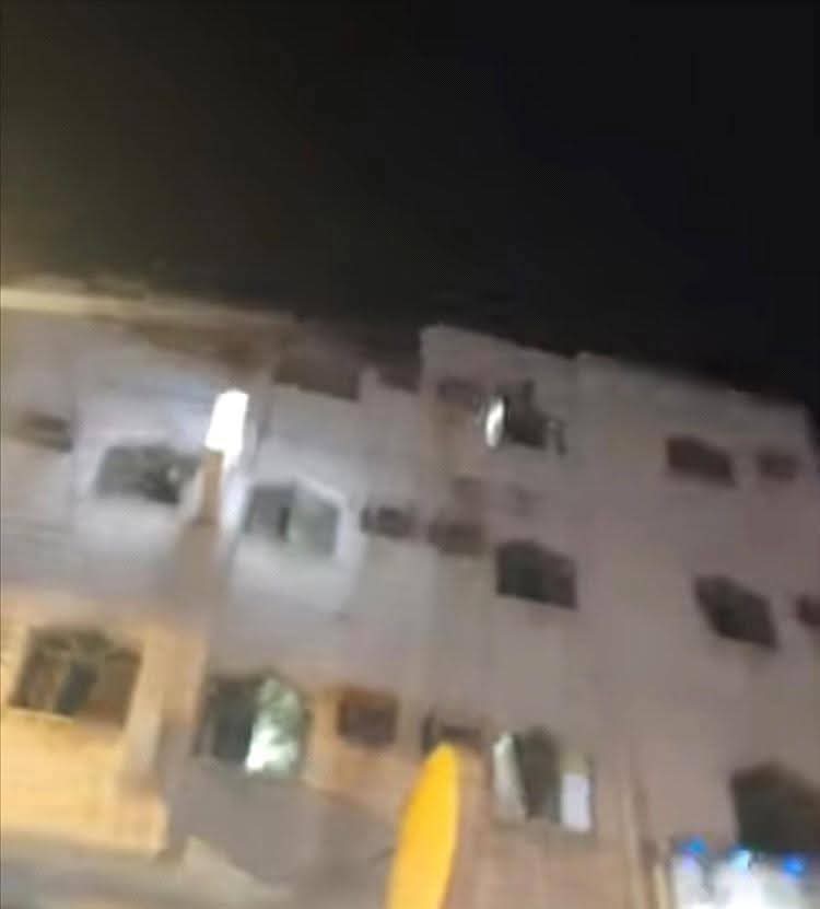 عدن.. مواطن يلقي نفسه من أعلى أحد الفنادق بالشيخ عثمان