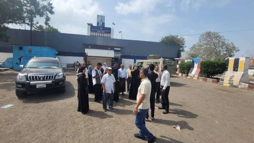 إغلاق مقر الجمعية الوطنية التابع للانتقالي بالتواهي قبل قليل