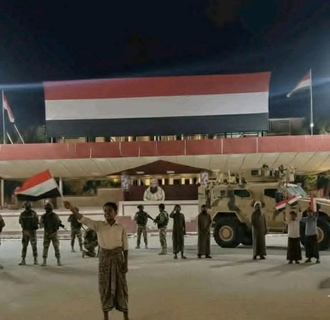 عدن.. وسط حضور لافت لأعلام الجمهورية قوات العمالقة تؤمن ساحة العروض استعدادا لمليونية غدا