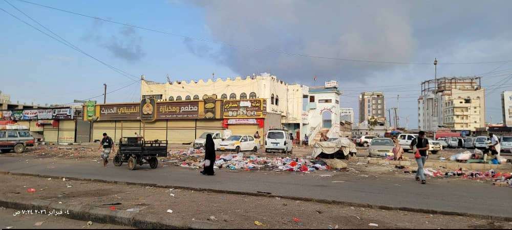 عدن.. أكوام القمامة تغطي أحد أهم شوارع المدينة