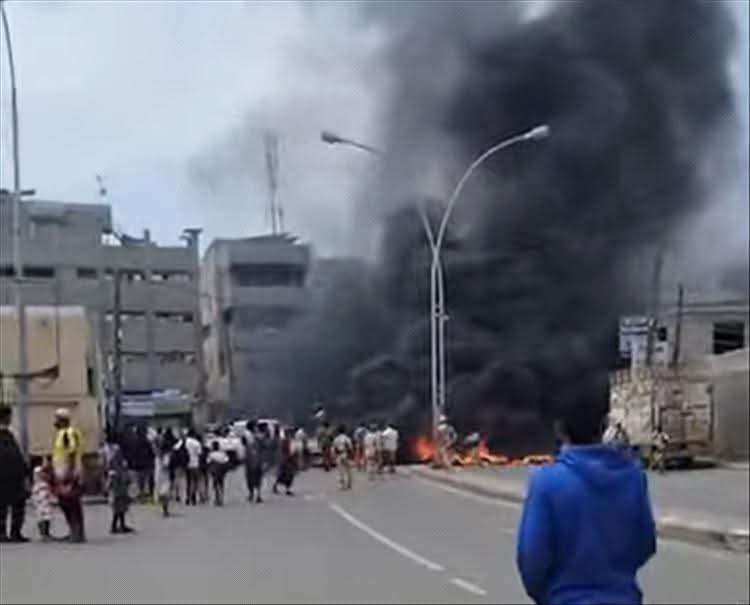 مثيرو فوضى يحرقون الإطارات في الشيخ عثمان وسط سخط الأهالي