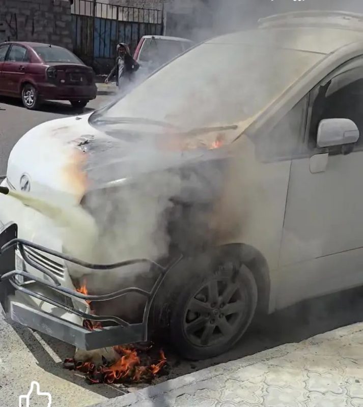 عدن.. حريق يلتهم أحد الباصات في المنصورة صباح اليوم