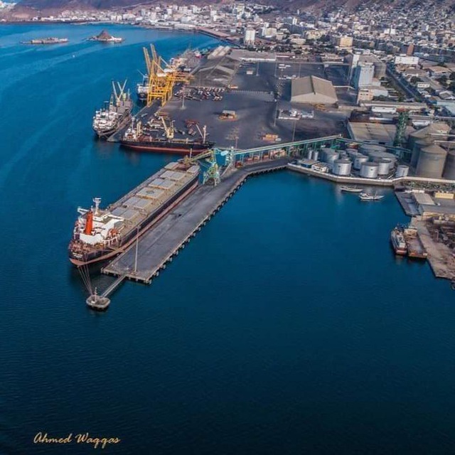 عودة الحياة إلى ميناء عدن بعد أسابيع من طرد الإمارات ومليشياتها