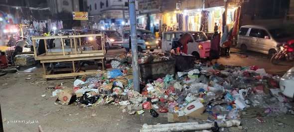 عدن.. تكدس أكوام القمامة في شوارع الشيخ عثمان تثير غضب المواطنين